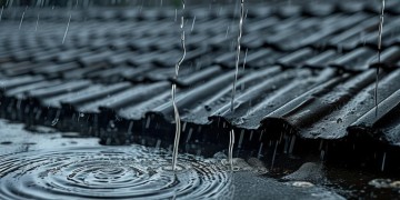 房顶漏雨是物业管吗？